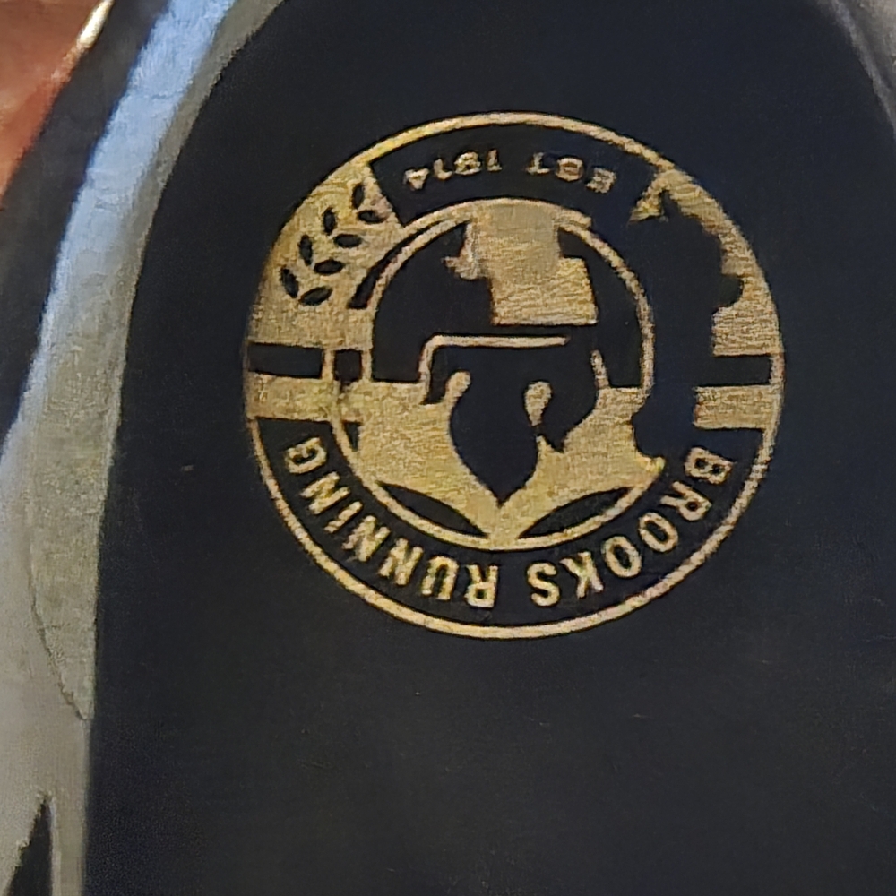 Brooks Levitate 4.0 Womens Black And Gold Running Shoe Sz 11 - Picture 5 of 7